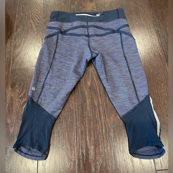 Lululemon Women  Pace Crop Capri Leggings Blue Stripe Reflective  Size 6 - Picture 2 of 7